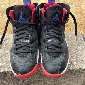 Jordan Jumpman Two Trey basketball shoes 
Air Jordan Black and Red Sneakers